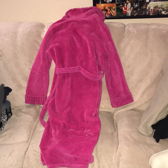 Simply styled medium pink plush robe with pockets 💕 - Picture 4 of 5